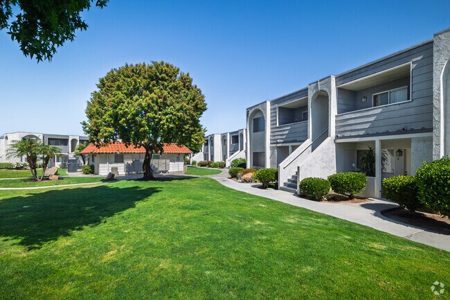 The Perfect Retreat to Call Home - OakLeaf Apartments