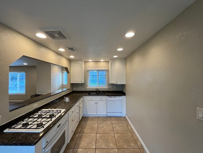 Foto del edificio - 8733 Baxter Way