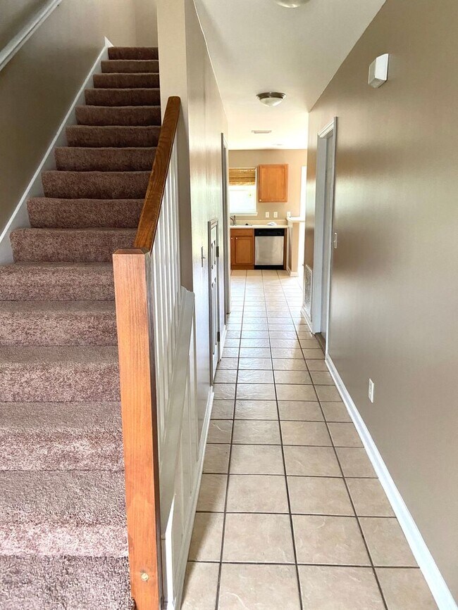 Building Photo - AVAILABLE NOW! Cute townhome with 3 bd,2.5...