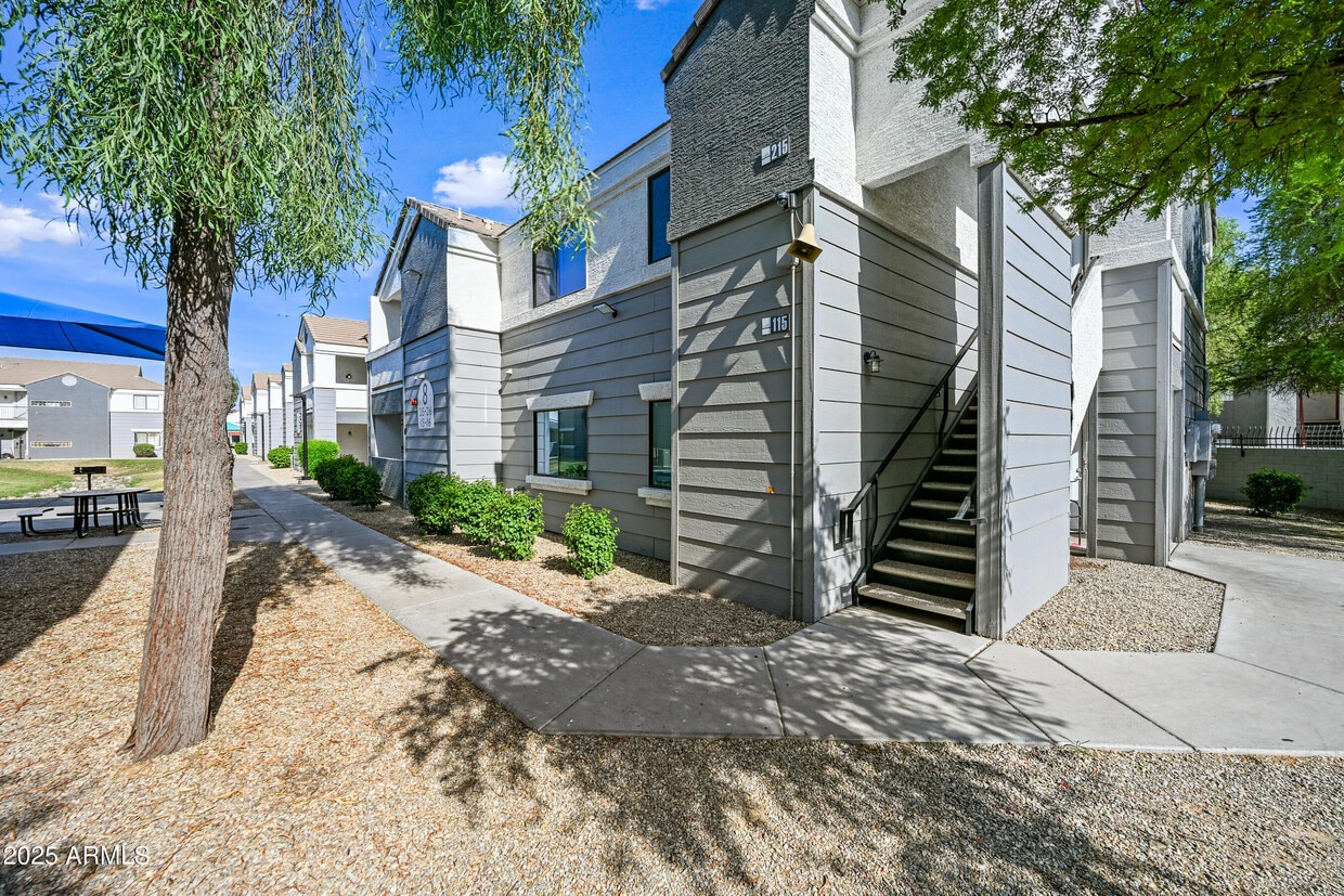 Primary Photo - 3065 N 67th Ave