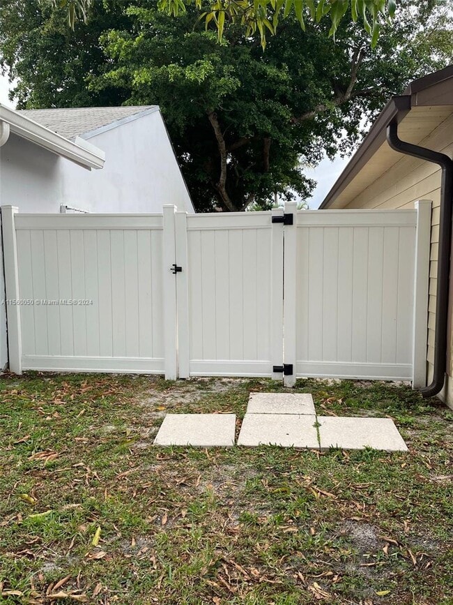 Building Photo - 1400 SW 85th Terrace