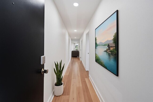 Foto del edificio - 12500 Melville Dr