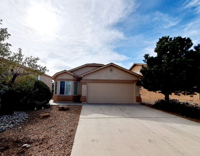 Foto del edificio - 3 bed 2 bath home in Huning Ranch