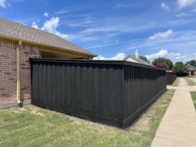 Building Photo - 1400 Vineyard Dr