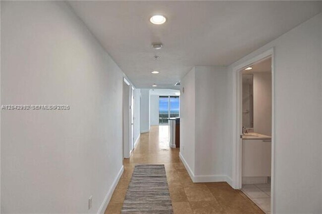 Building Photo - 15051 Royal Oaks Ln