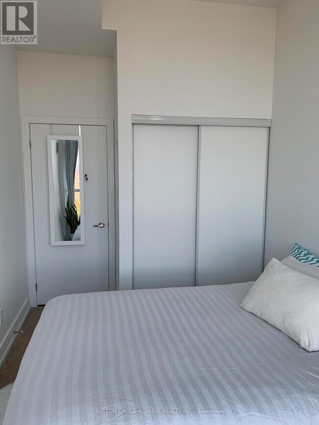 Photo du bâtiment - 150 Fairview Mall Dr