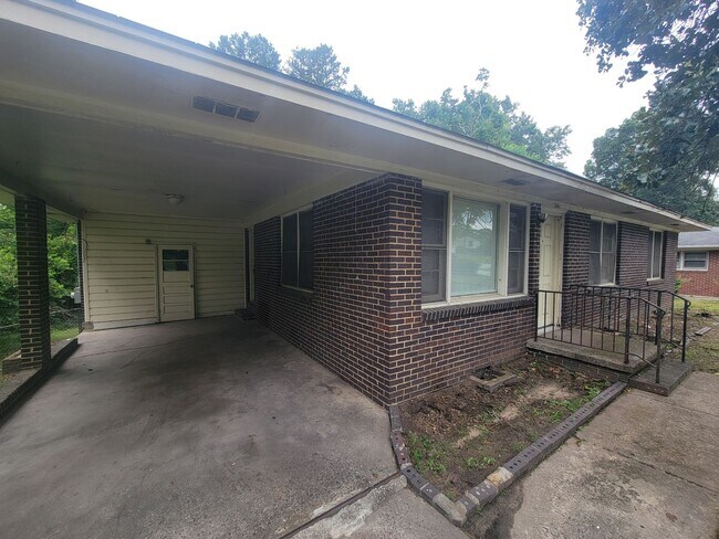 Foto del edificio - 2441 Dickey Rd