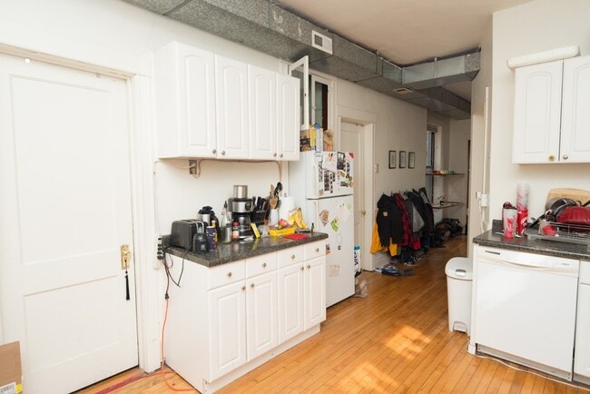 Building Photo - 1919 W Schiller St