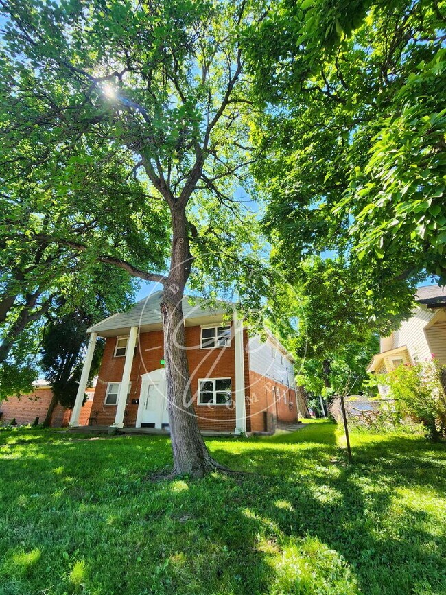 Building Photo - **Beautifully Updated 2-Bedroom Townhome**
