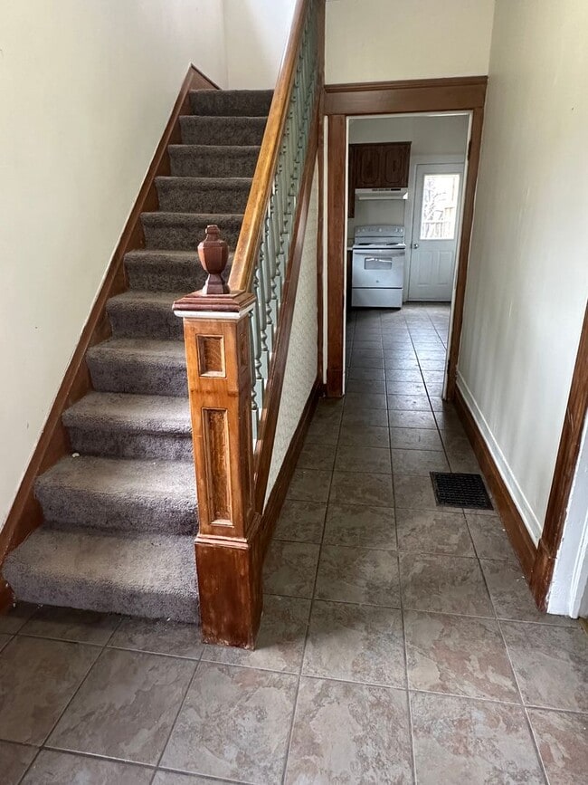 Building Photo - Four bedroom Single Family home with Back ...
