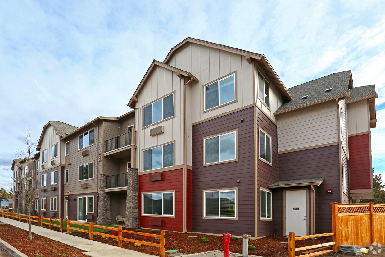 Outlook at Pilot Butte Apartments in Bend, OR