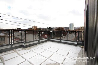 Building Photo - 131 Wellington St N