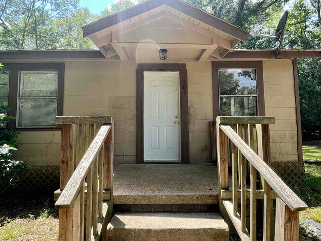 Building Photo - 517 N Live Oak St