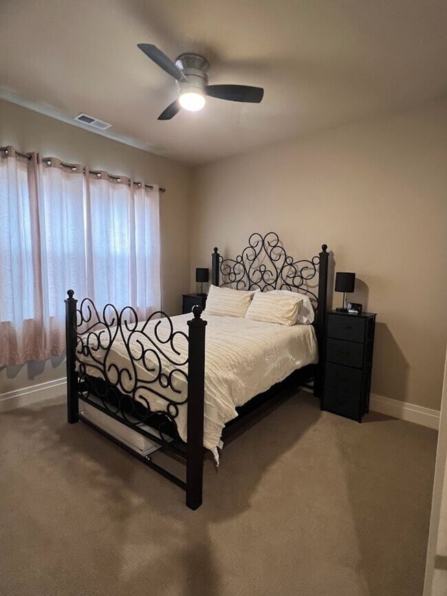 Foto del edificio - Open and Inviting Floorplan Ready to Go!