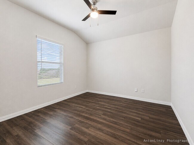 Building Photo - $1,995 3 Bed/2 Bath/2 Garage Home with Office/Study Ready for Move-in in Woodland Creek