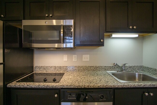 Foto del edificio - Contemporary Townhouse w Electric Fireplace, DW, & Juliette Balcony!