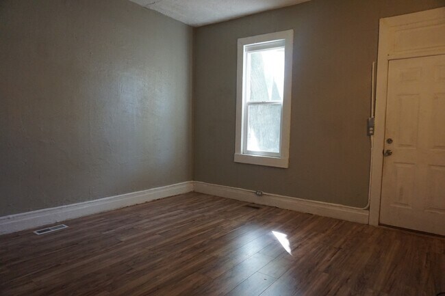 Building Photo - 968 W 500 S