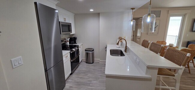 Foto del edificio - Recently remodeled condo near Baytown Wharf.