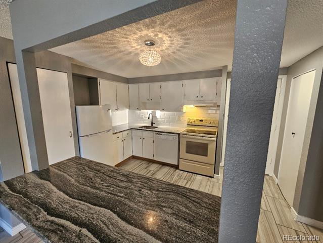 Building Photo - 1302 S Parker Rd