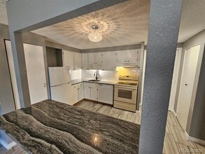 Building Photo - 1302 S Parker Rd