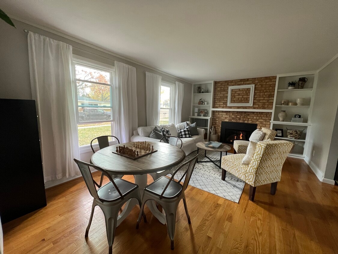 Living room with gas fireplace - 1735 Crestview Dr