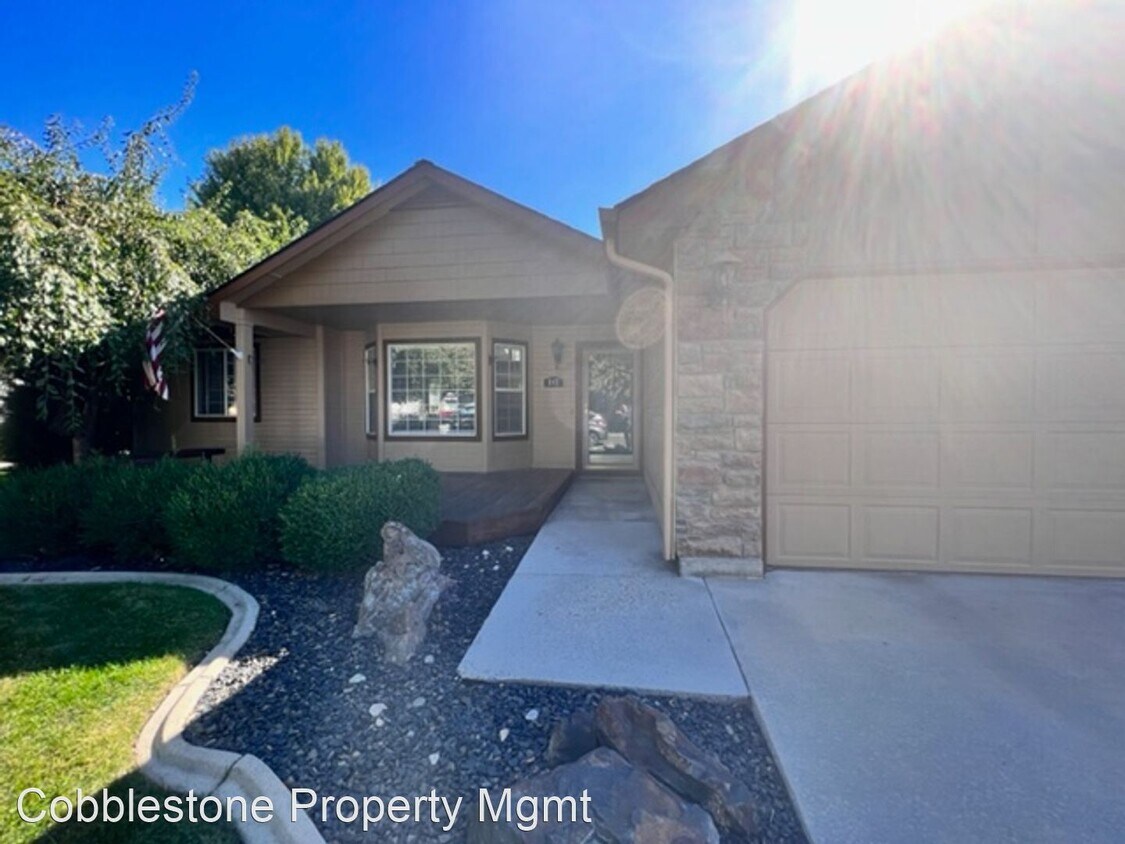 Primary Photo - 3 br, 2 bath House - 847 E. Finch Creek St.