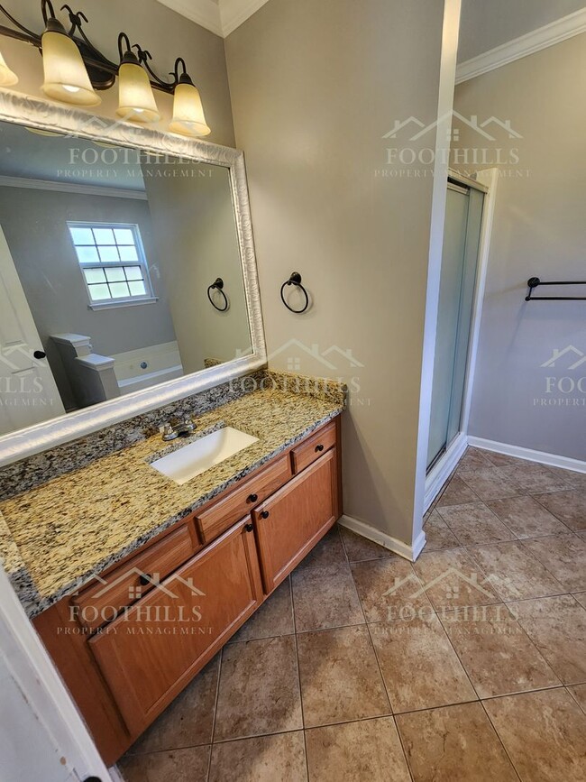 Foto del edificio - Beautiful 3-Bedroom Brick Home with Sunroo...