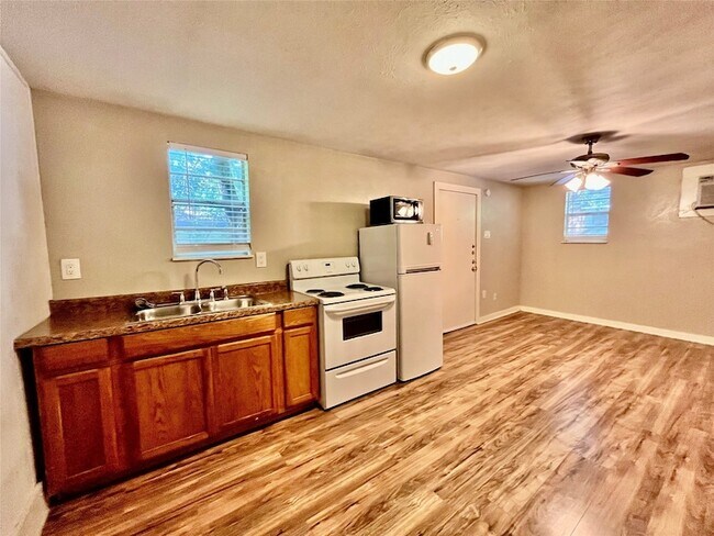 Building Photo - 904 1/2 Denton Street Unit