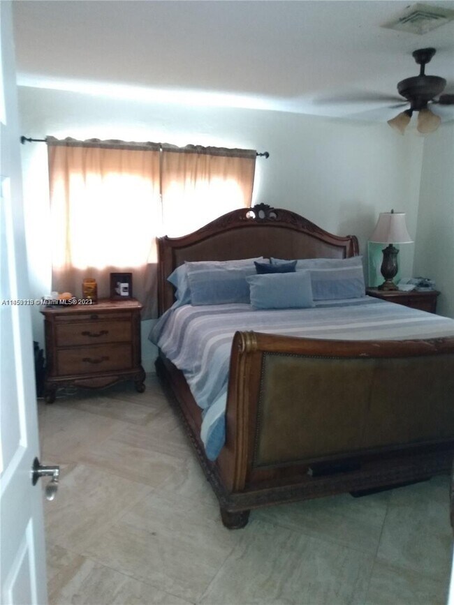 Foto del edificio - 630 E Country Club Cir