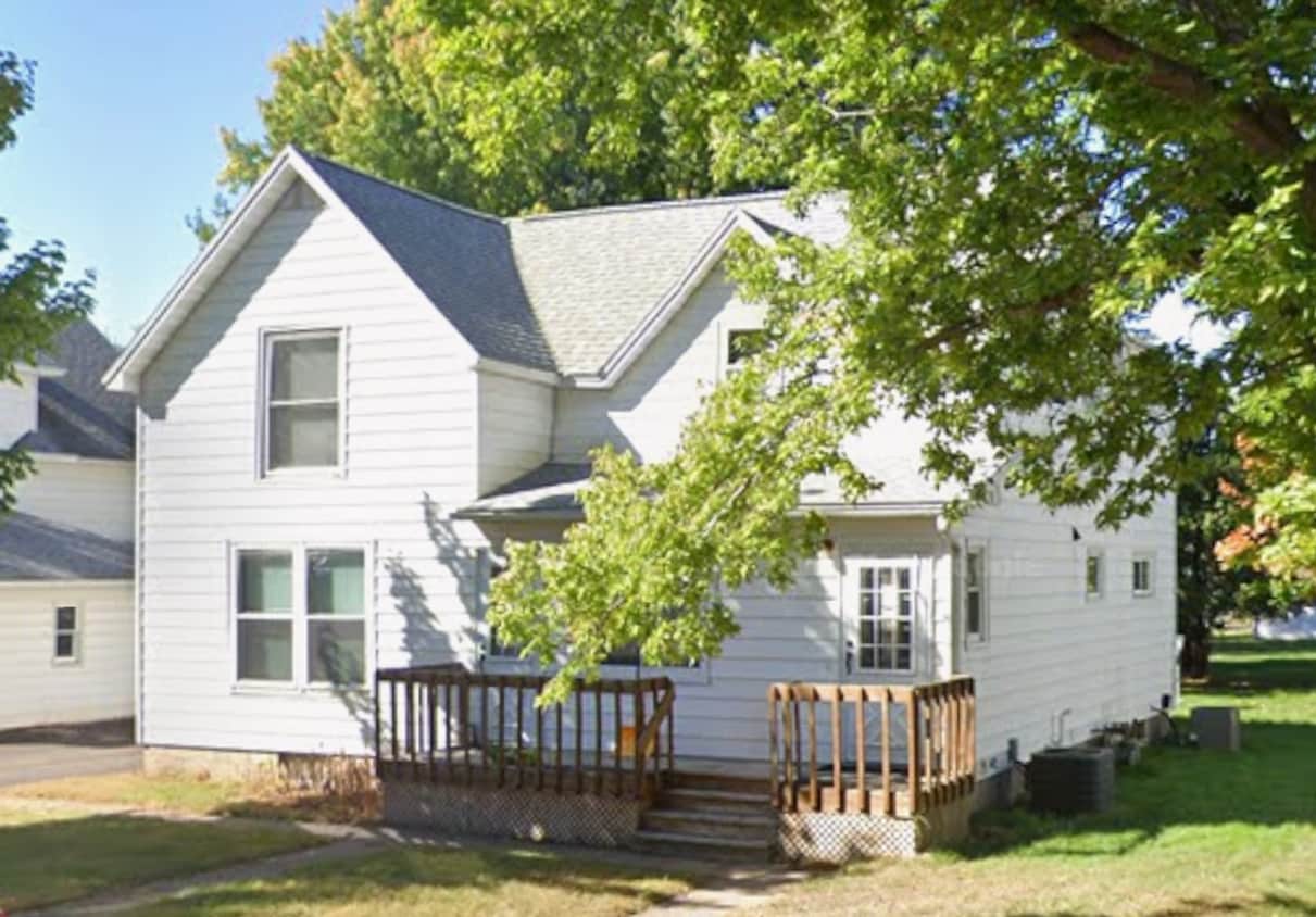 Primary Photo - 2 Bedroom / 1 Bathroom - Upper Unit