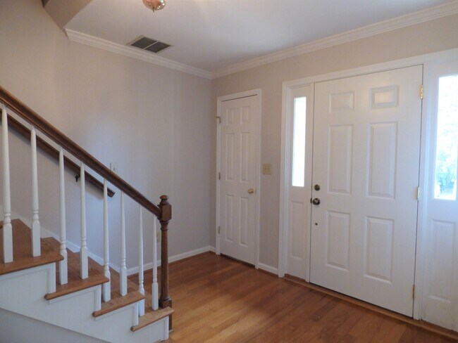 Foto del edificio - 704 Old Rocky Ridge Ln (Rocky Ridge Rd)