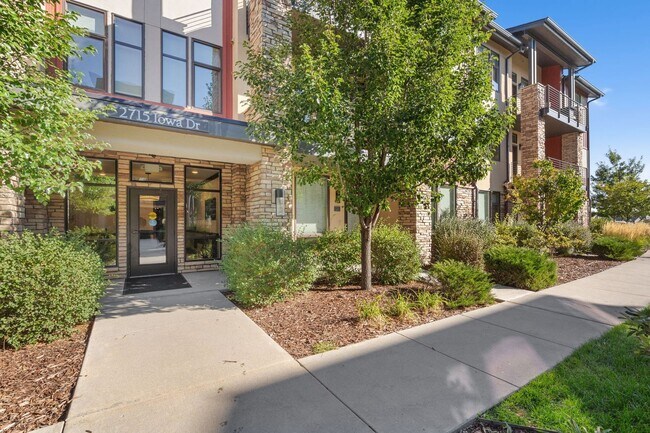 Building Photo - Modern 3-Bedroom Condo in Convenient Location