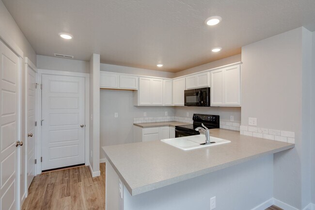 Building Photo - Beautiful, Modern 2 Bedroom Cottage Availa...