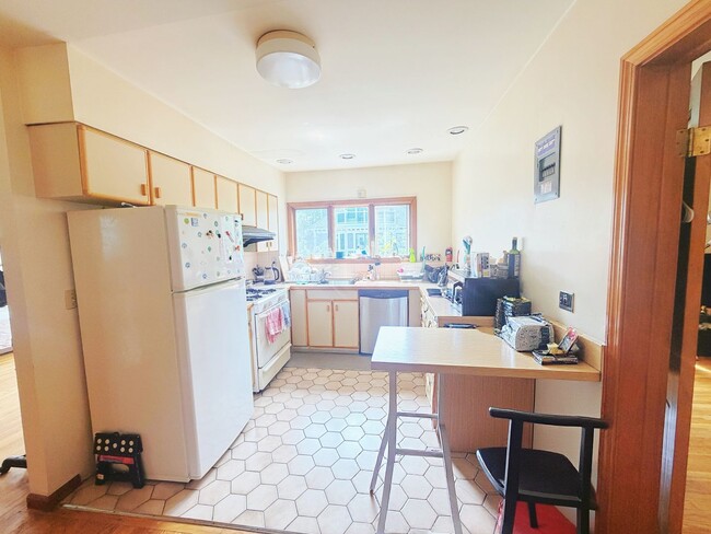 Building Photo - Spacious Family Home Unit