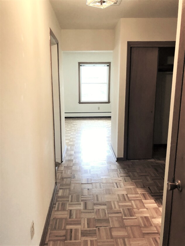 Entry, Large Closet - 406 Palomino Ln