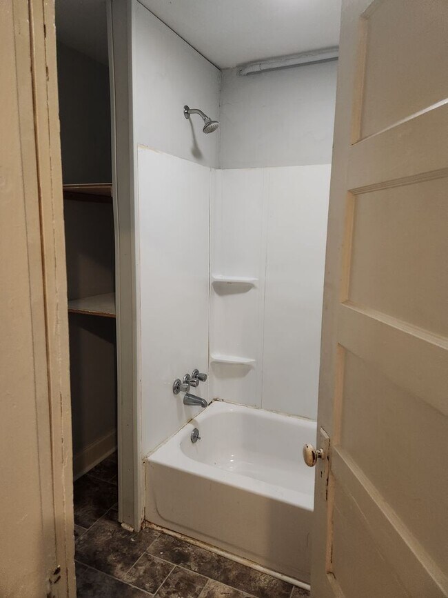 Foto del edificio - 103 E Cherry St