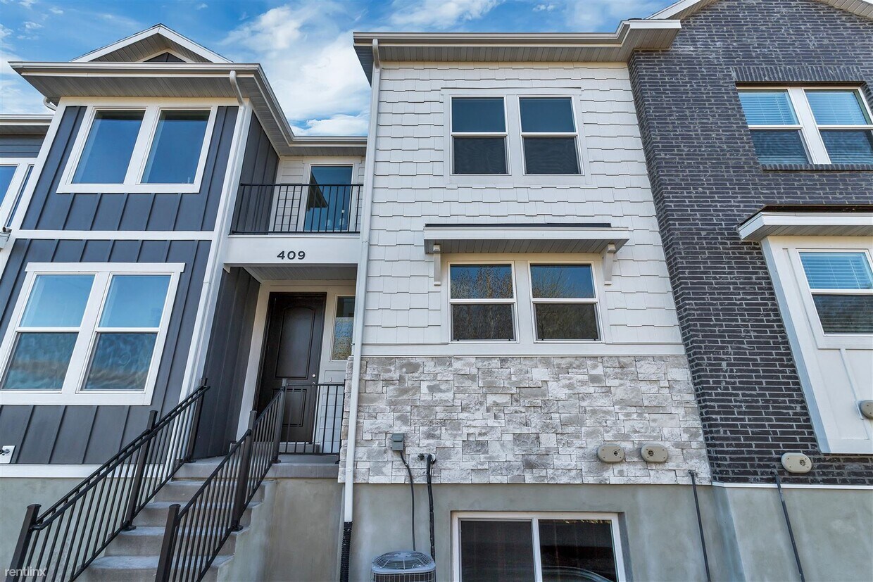 Foto principal - 3 br, 2.5 bath Townhome - 409 North 360 We...