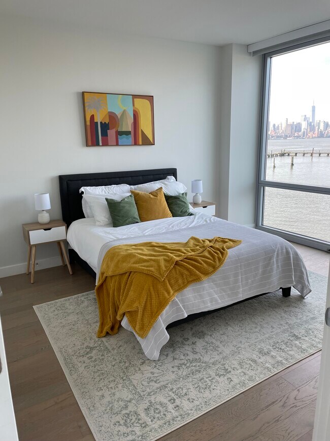 Dormitorio con cama de matrimonio - 1200 Harbor Blvd
