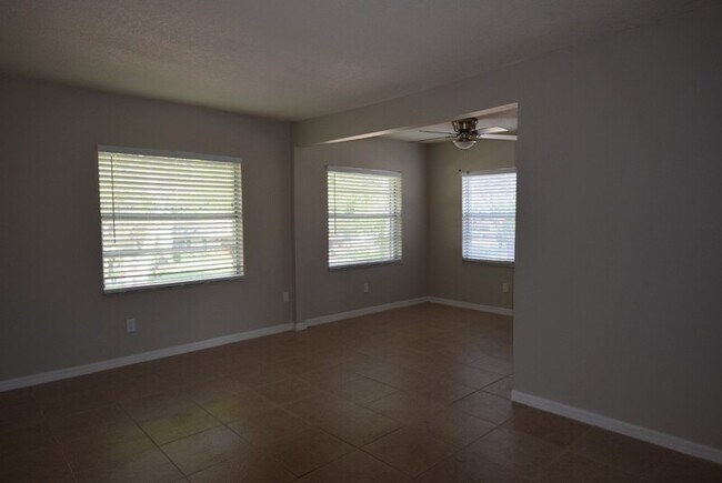 Building Photo - 3325 N Westmoreland Dr