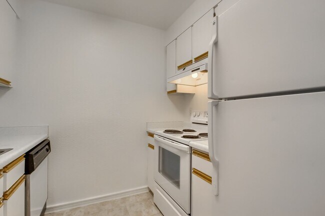 Foto del edificio - Charming 2-Bedroom Unit in a Prime Lakewoo...