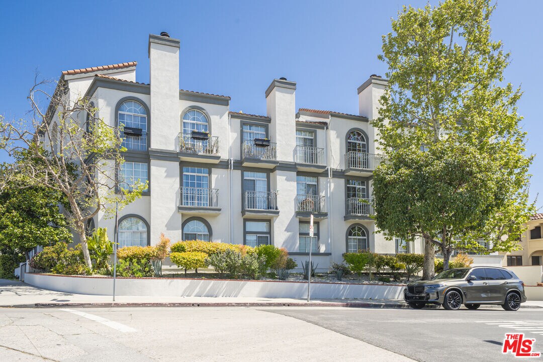 Foto principal - 5848 W Olympic Blvd