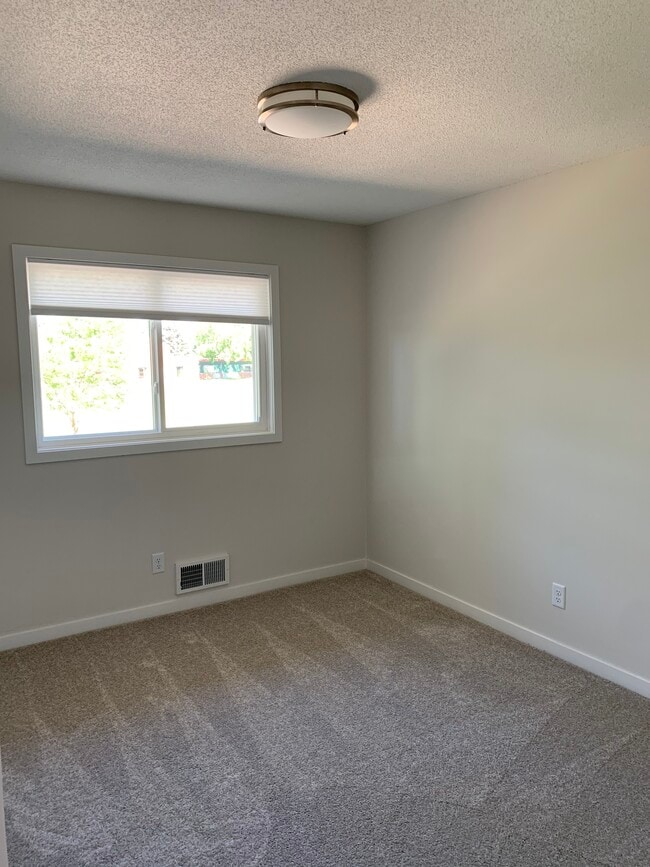 Building Photo - 928 Bartelmy Ln N