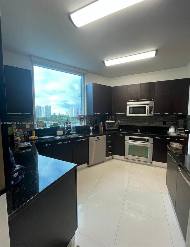 Foto del edificio - 3030 NE 188th St
