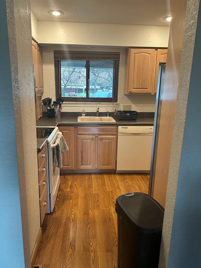 Building Photo - 1756 Maple Rdg
