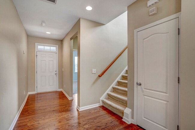 Building Photo - 128 Carter Grove Ct