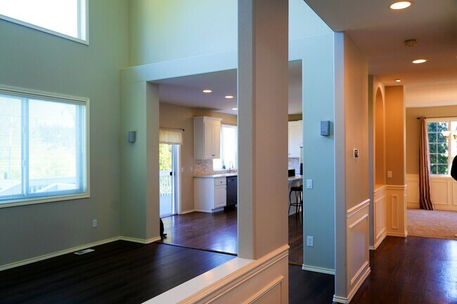 Foto del edificio - Lovely 4 Bedroom 2.5 bath Home + Office sp...