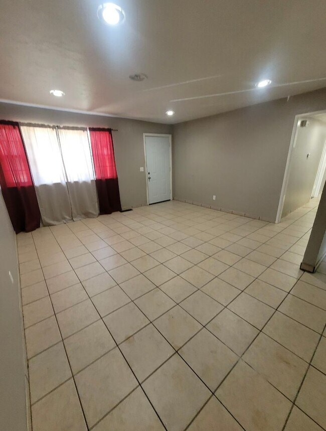 Foto del edificio - 4 Bedroom house Available