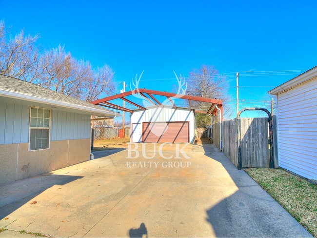 Building Photo - 211 E Harmon Dr
