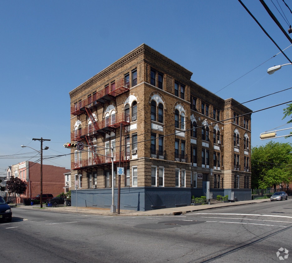 Building Photo - 68-70 Astor St