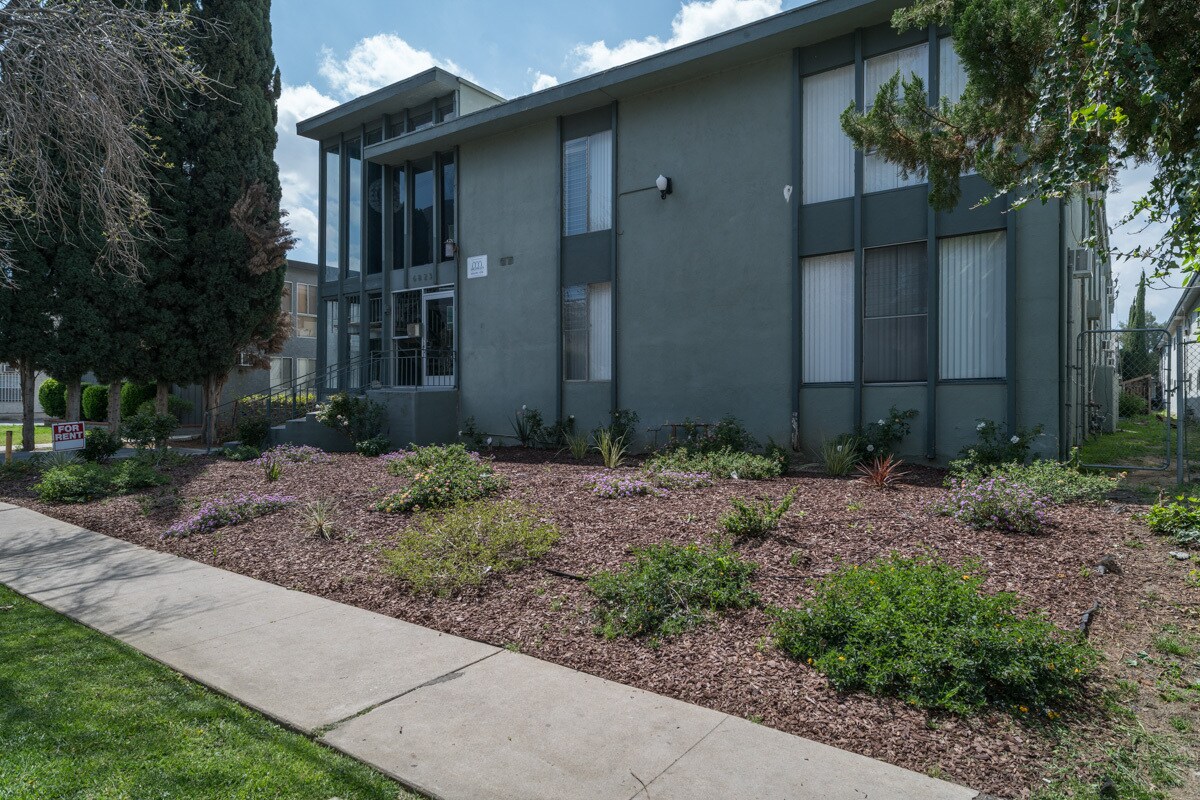Primary Photo - 6823 Variel Ave